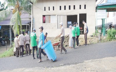 Kerja Bakti Membersihkan Lingkungan Sekolah Dan Lingkungan Luar Sekolah
