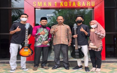 Penyerahan Kenang-Kenangan Dari Alumni