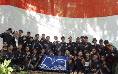 Pengibaran Bendera Merah Putih di Puncak Gunung Sebatung Kotabaru